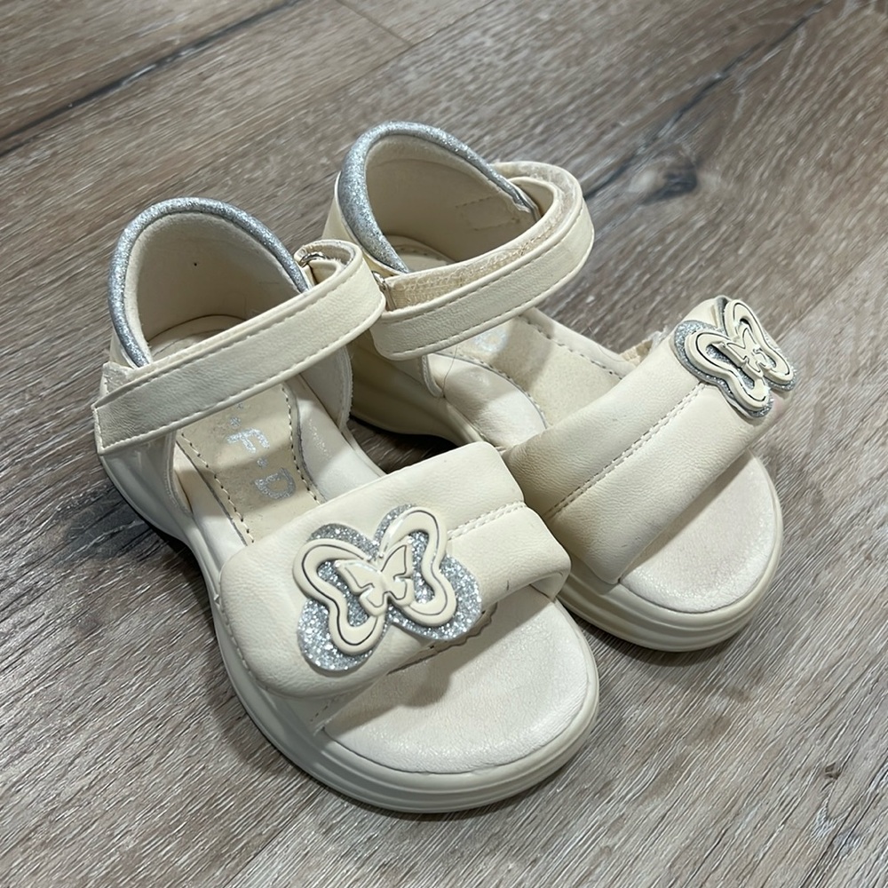 Orthopedic ivory sandals for girls